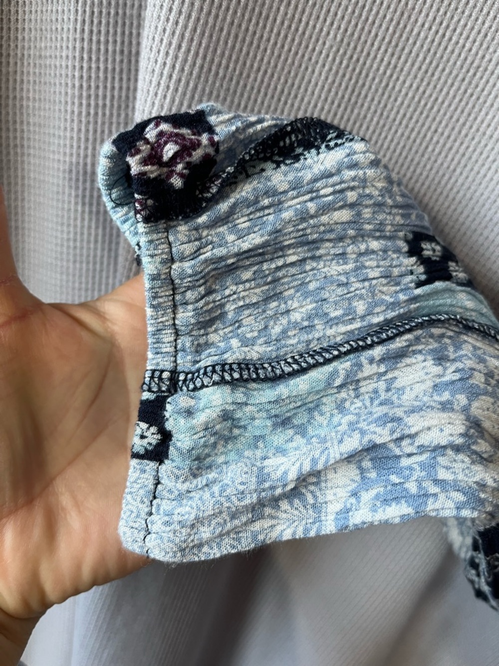 Mystree Lightweight Waffle Top with Gray Blue Patterned Sleeves Raw Hem size - Picture 5 of 7